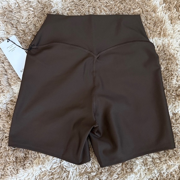 ALO Yoga Airlift Energy Shorts 5’ - Small - Picture 2 of 4